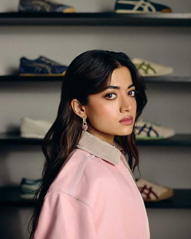 ছেড়ে রাখা চুলের সঙ্গে কানে শোভা পাচ্ছে পিংক স্যাফায়ার হার্ট শেপ দুল