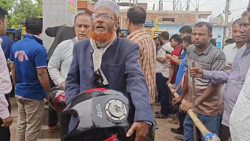 মোটরসাইকেলের ট্যাংকি খুলে ফিলিং স্টেশনে আবদুল মজিদ