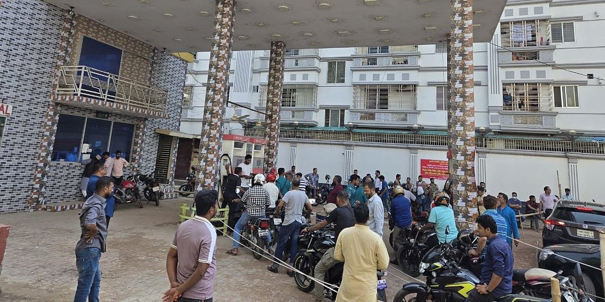 ভোর থেকে মোটরসাইকেল নিয়ে তেলের লাইনে বাবা, ওষুধ নিয়ে এসেছেন ছেলে