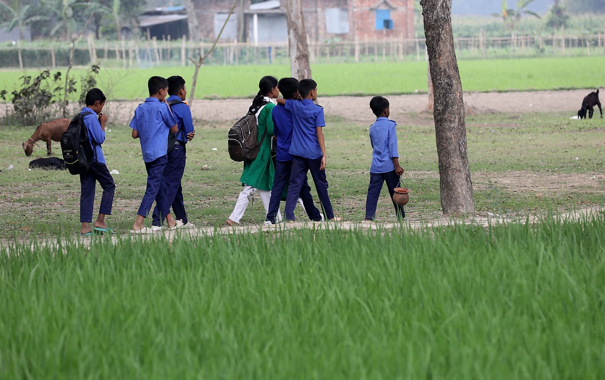 পিট্টু খেলার জন্য একটি মাটির হাঁড়ি নিয়ে বিদ্যালয়ে যাচ্ছে এক শিক্ষার্থী