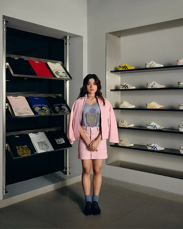 সব মিলিয়ে ডেনিম আর কনটেম্পোরারি স্ট্রিট ওয়্যারের মিশেলে রাশমিকারের এই লুক ছিল নিঃসন্দেহে নজরকাড়া 