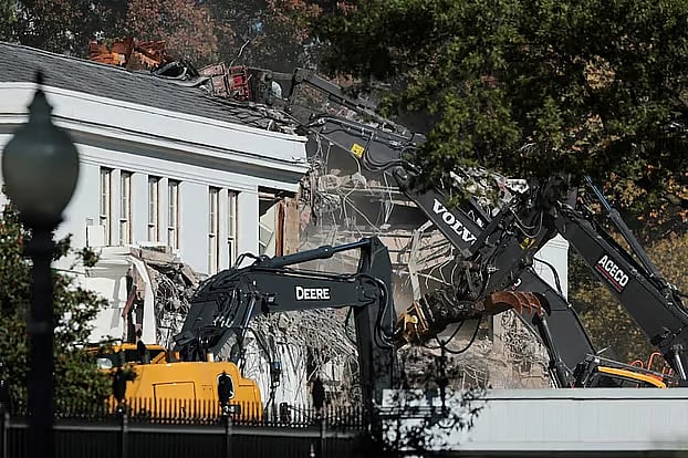 ট্রাম্পকে হোয়াইট হাউসে বলরুম তৈরির কাজ বন্ধ রাখতে বললেন আদালত