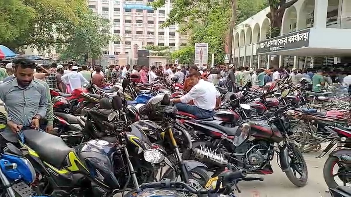 সিরাজগঞ্জে ‘ফুয়েল কার্ড’ নিতে দীর্ঘ লাইন, প্রথম দিনেই কার্ড পেয়েছেন ১ হাজার ৮৫০ জন