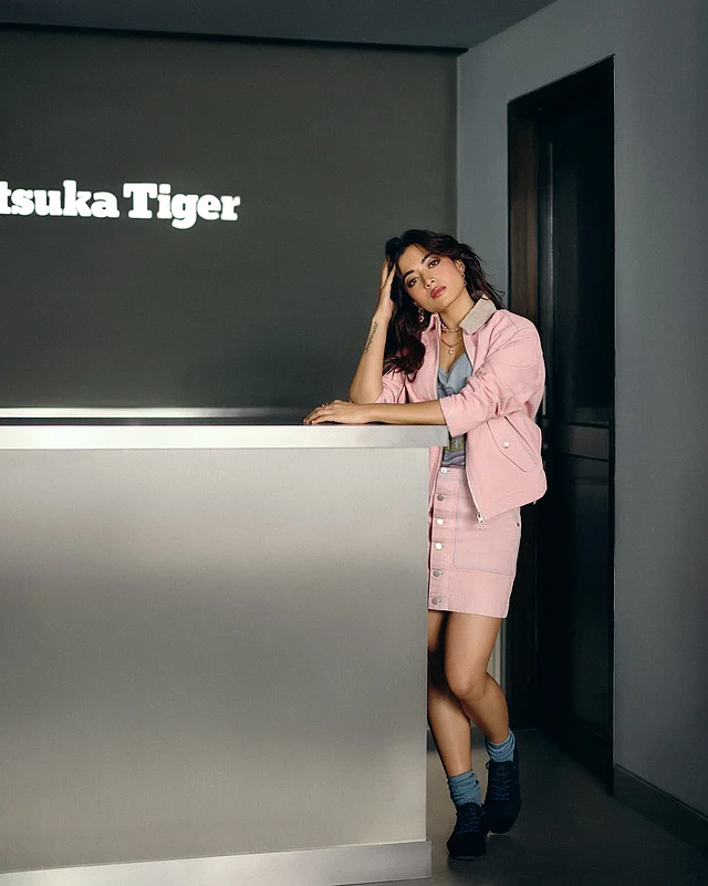 আধুনিক ও ট্রেন্ডি ভাইবকে সুন্দরভাবে ফুটিয়ে তুলতে  ব্র্যান্ডের ডার্ক নেভি স্নিকার্স বেছে নিয়েছেন রাশমিকা