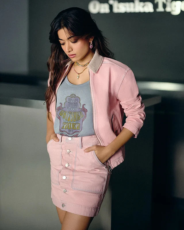 সফট পিংক জ্যাকেটের সঙ্গে জুটি হয়েছে বাটন দেওয়া মিনিস্কার্ট। ভেতরে পরেছেন গ্রে ট্যাংক টপ