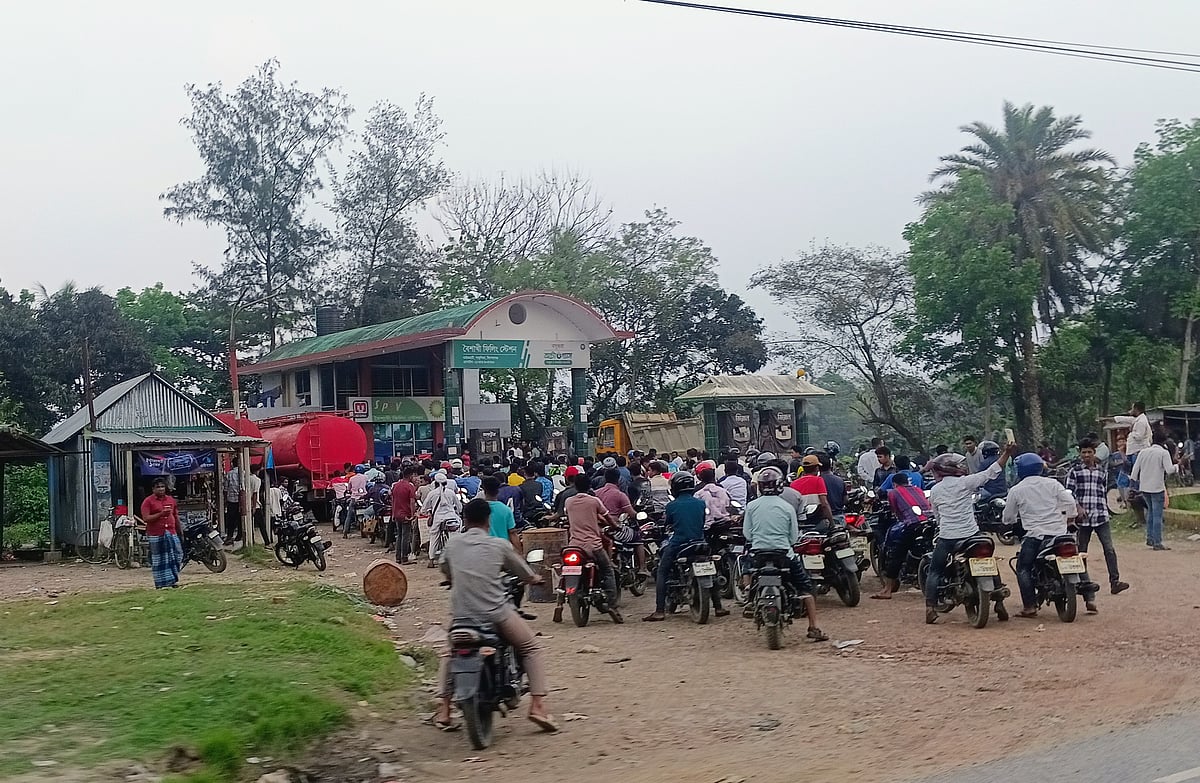 পাকুন্দিয়ায় ফিলিং স্টেশনে ভেজাল পেট্রল বিক্রির অভিযোগ, তদন্ত কমিটি