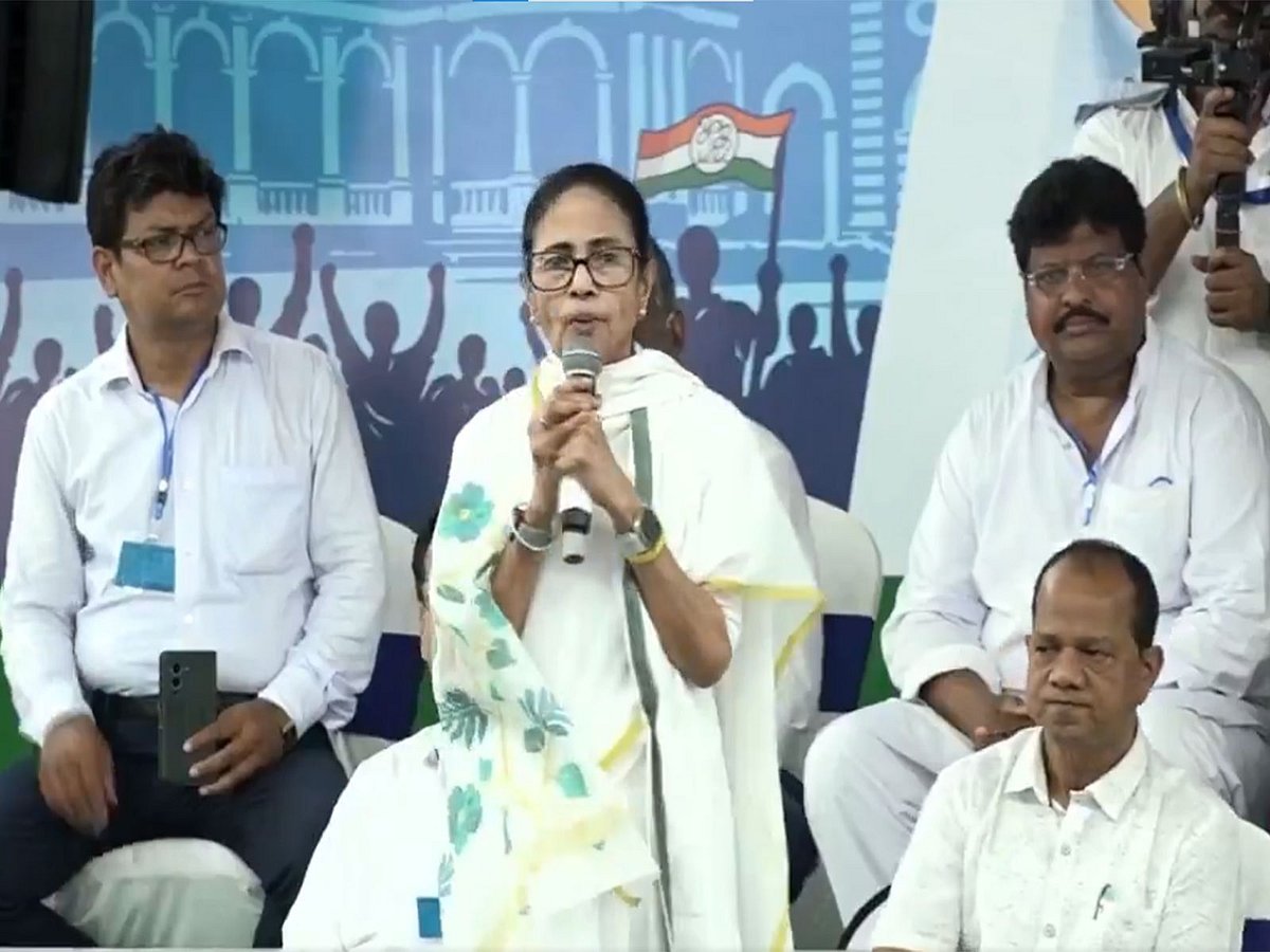 পশ্চিমবঙ্গের মালদায় কর্মকর্তাদের অবরুদ্ধ করলেন ভোটার তালিকা থেকে বাদ পড়া সাধারণ মানুষ