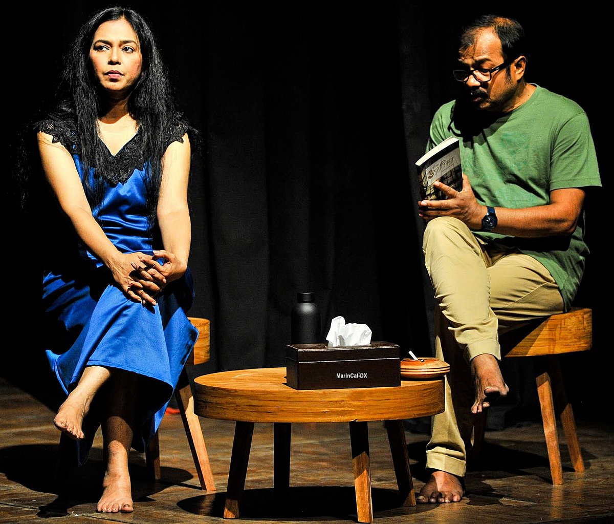 স্থবিরতা কাটিয়ে আবার ব্যস্ত মঞ্চপাড়া