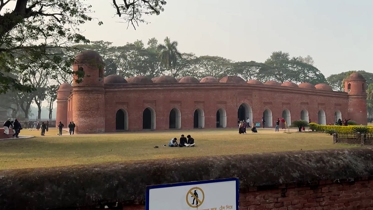 লোনাজলে ক্ষয়ে যাচ্ছে বাগেরহাটের ষাটগম্বুজ মসজিদ