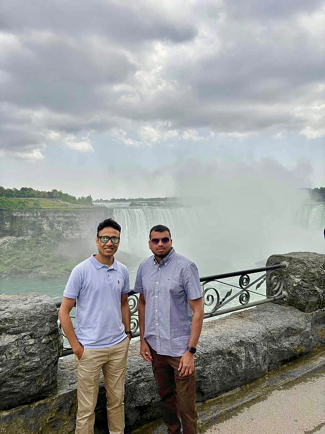 নায়াগ্রা জলপ্রপাতের সামনে দুই বন্ধু