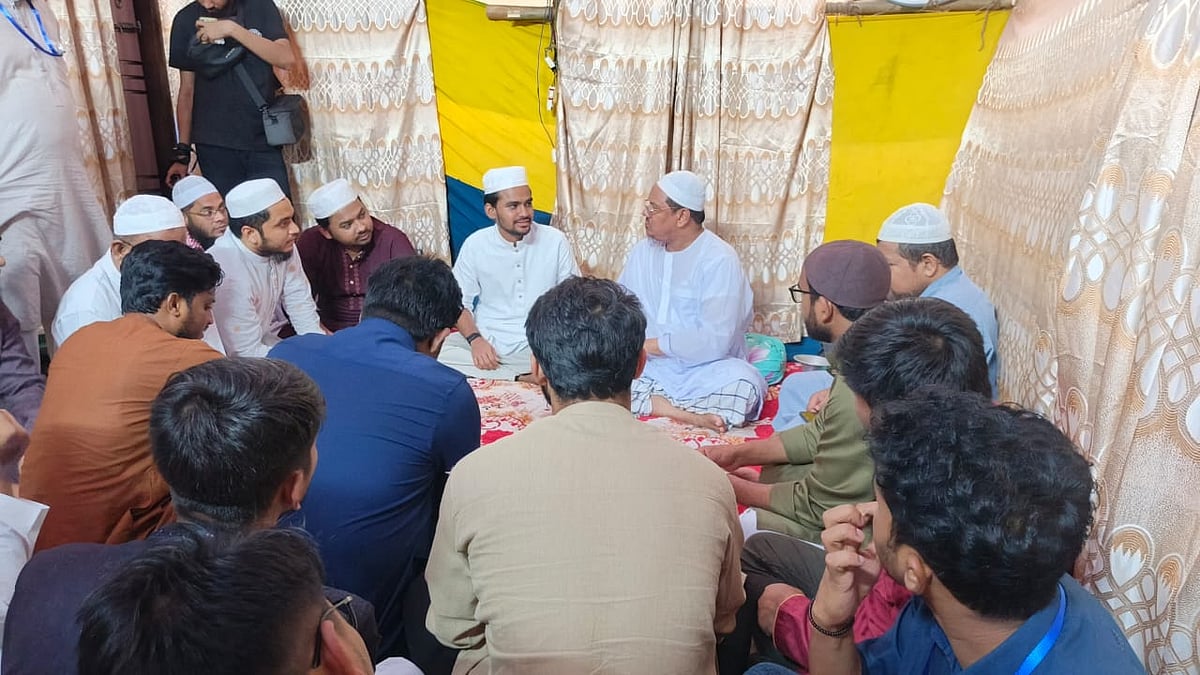 চরমোনাইয়ের মাহফিলে এনসিপির প্রতিনিধিদল, রেজাউল করীমের সঙ্গে মতবিনিময়