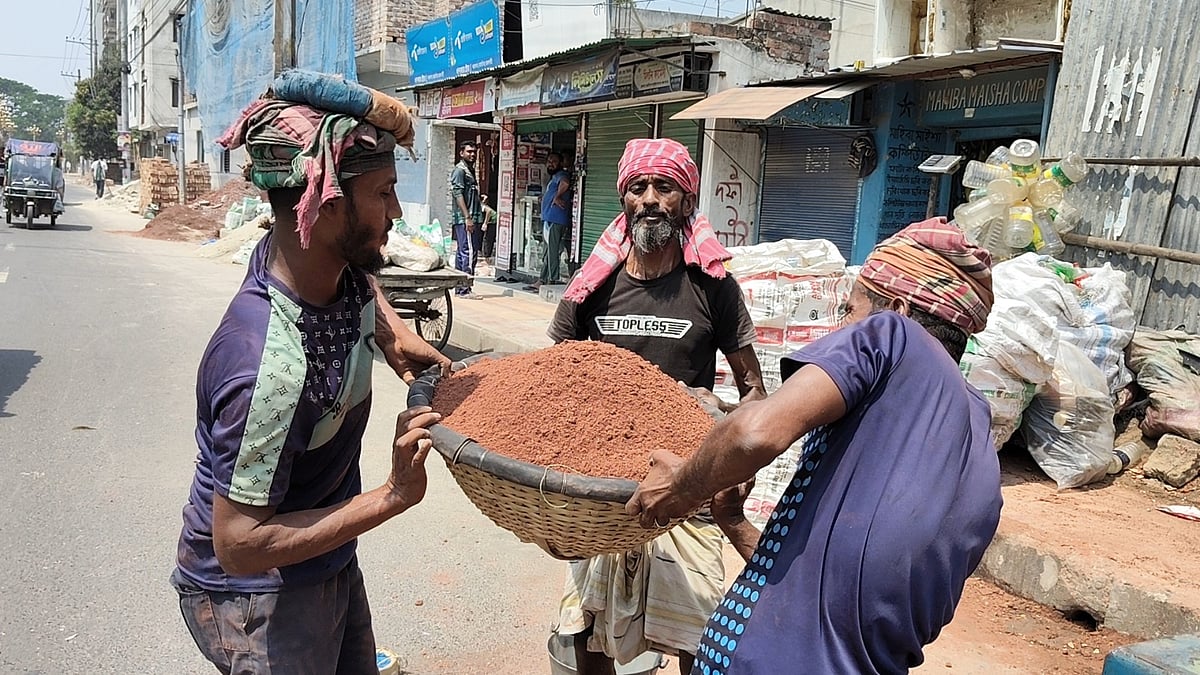 রাজশাহীতে টানা দুই দিন মৃদু তাপপ্রবাহ, কাজ করতে গিয়ে শ্রমিকেরা হাঁপিয়ে উঠছেন