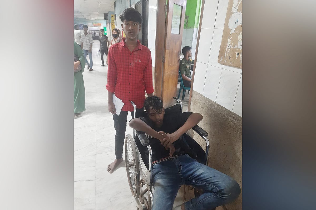 দুই কিশোরকে চলন্ত ট্রেনের ছাদ থেকে ফেলে দিল ছিনতাইকারীরা