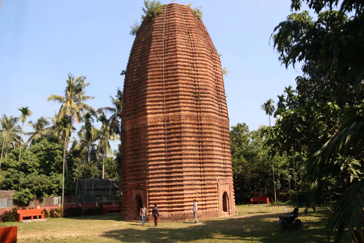 শির উঁচু করে দাঁড়িয়ে আছে দেউল 