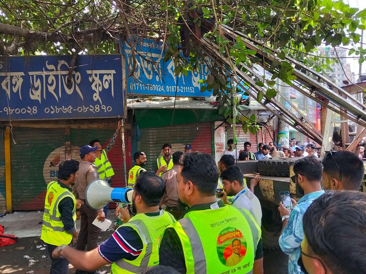 উচ্ছেদ করে সামনে এগোচ্ছিল পুলিশ, পেছনেই আবার দখল ফুটপাত
