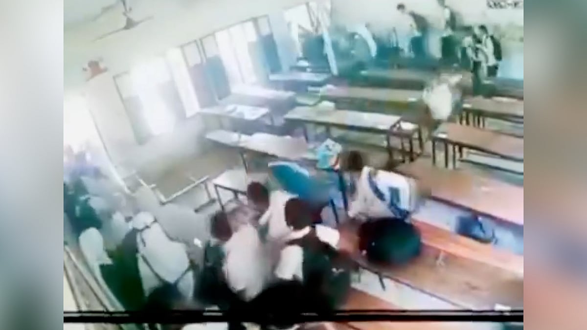 বিদ্যালয়ের ছাদের বিম ভেঙে ৩ শিক্ষার্থী আহত