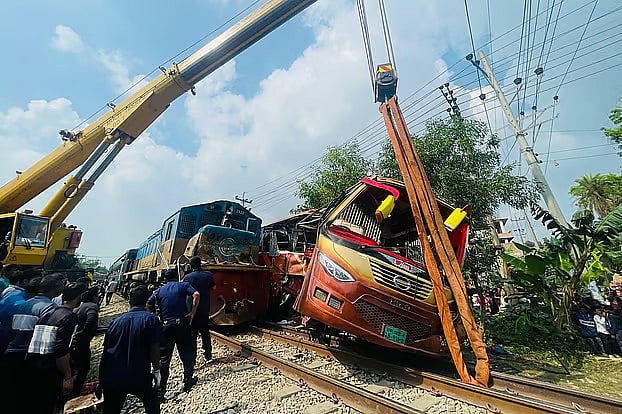 টাকা দিয়ে দায়িত্ব বদল, বাড়ি চলে গিয়েছিলেন দুই গেটম্যান