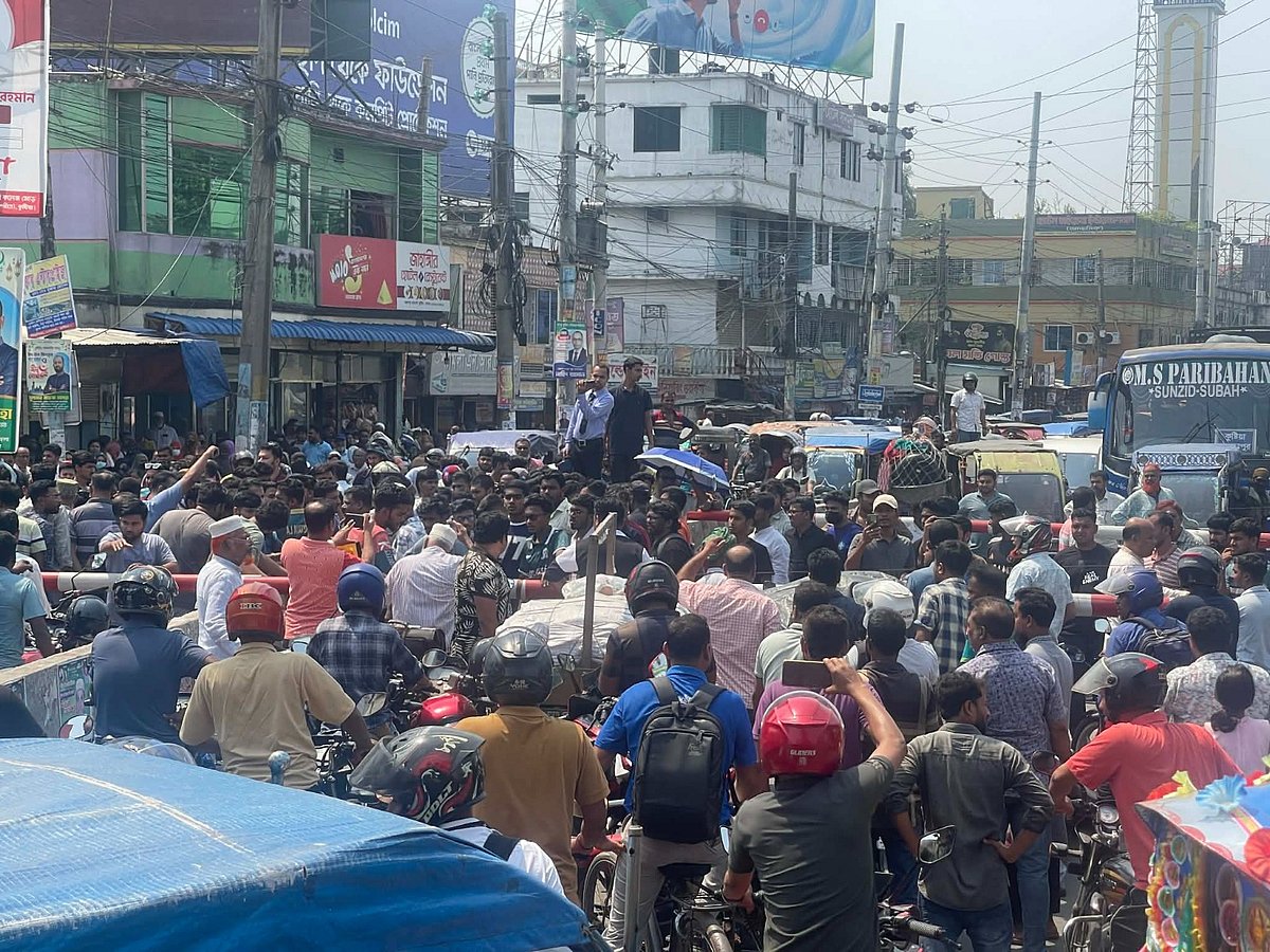 ইসলামী বিশ্ববিদ্যালয়ের শিক্ষক হত্যা মামলার আসামিদের গ্রেপ্তার দাবিতে সড়ক ও রেলপথ অবরোধ