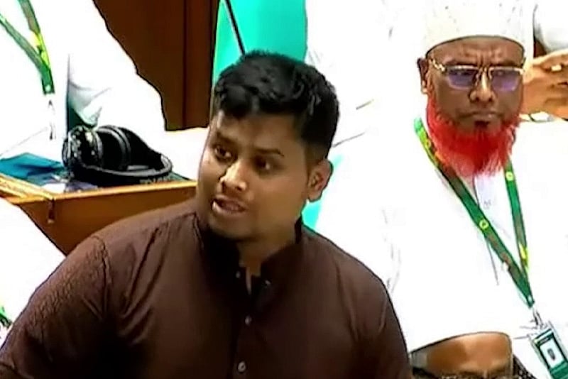 মন্ত্রী কি পাম্প বন্ধ হয়ে যাওয়া, গাড়ির দীর্ঘ সারি দেখছেন না—প্রশ্ন হাসনাত আবদুল্লাহর