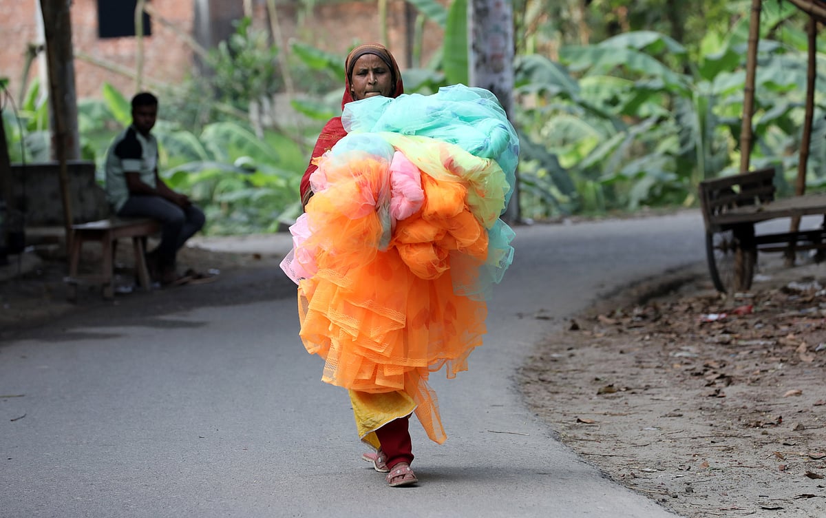 মশারি তৈরির গ্রামে ব্যস্ততা