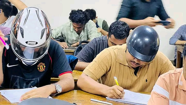 নিরাপত্তাহীনতার প্রতিবাদে হেলমেট পরে ক্লাসে জগন্নাথ বিশ্ববিদ্যালয়ের দুই শিক্ষার্থীরা