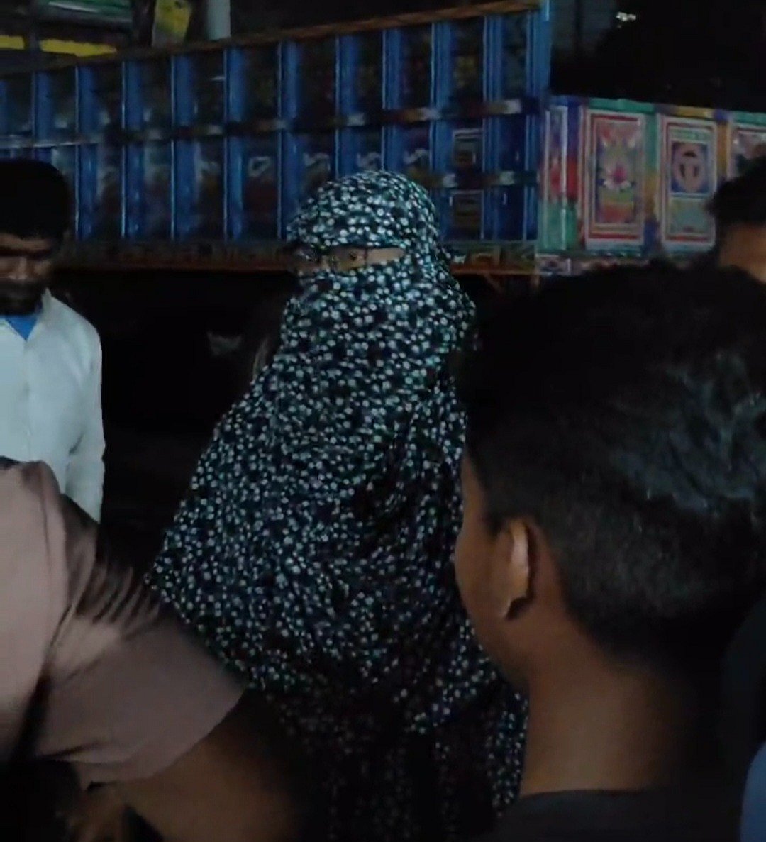 বোরকা পরে ছদ্মবেশে তেল কিনতে গিয়ে ধরা পড়লেন যুবক
