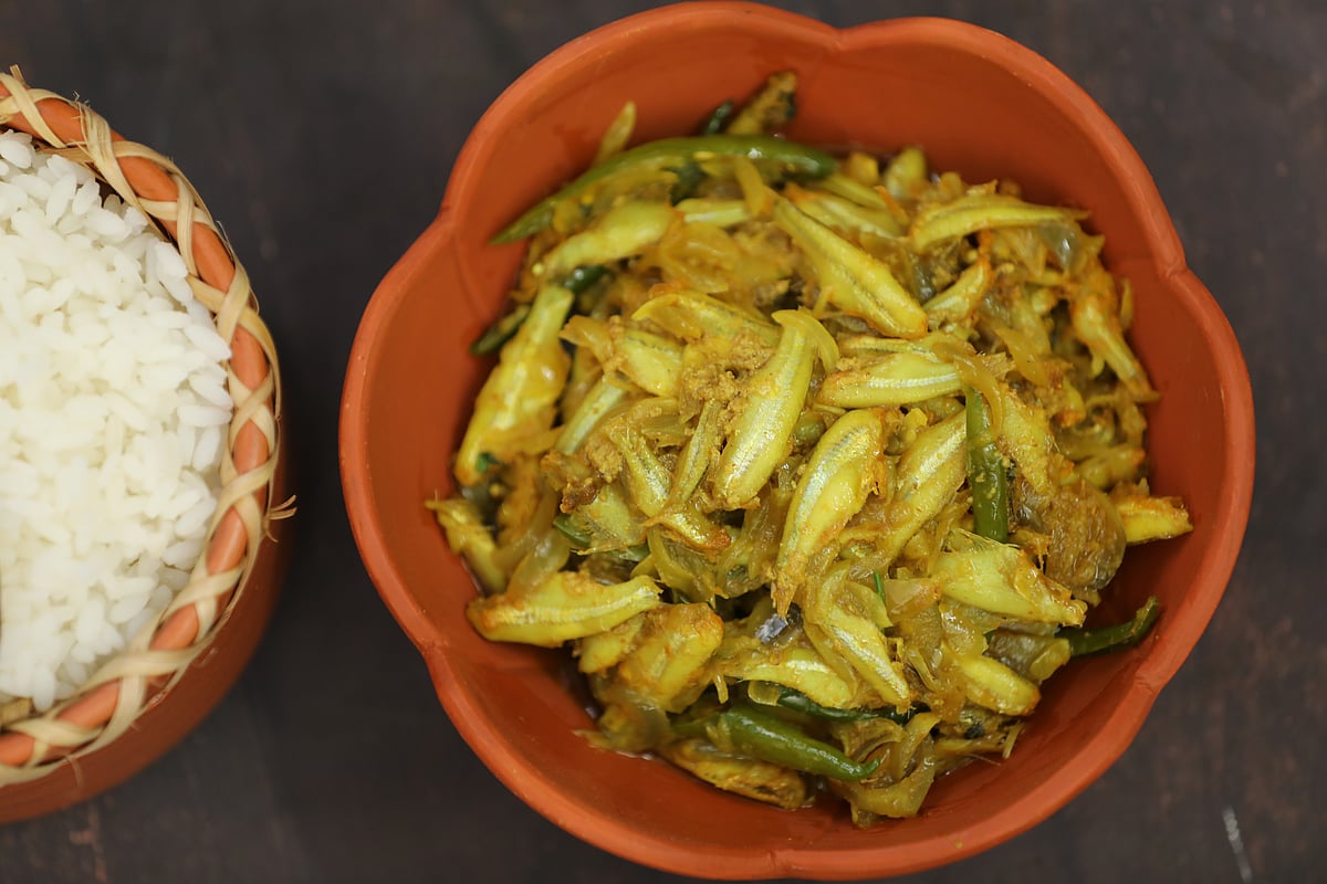 বাড়িতে থাকা মসলা দিয়ে যেভাবে মলা মাছের চচ্চড়ি রাঁধবেন