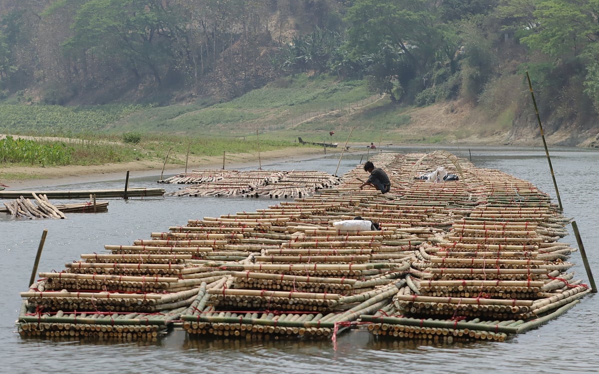 সাঙ্গুতে ভাসা বাঁশের ভেলা
