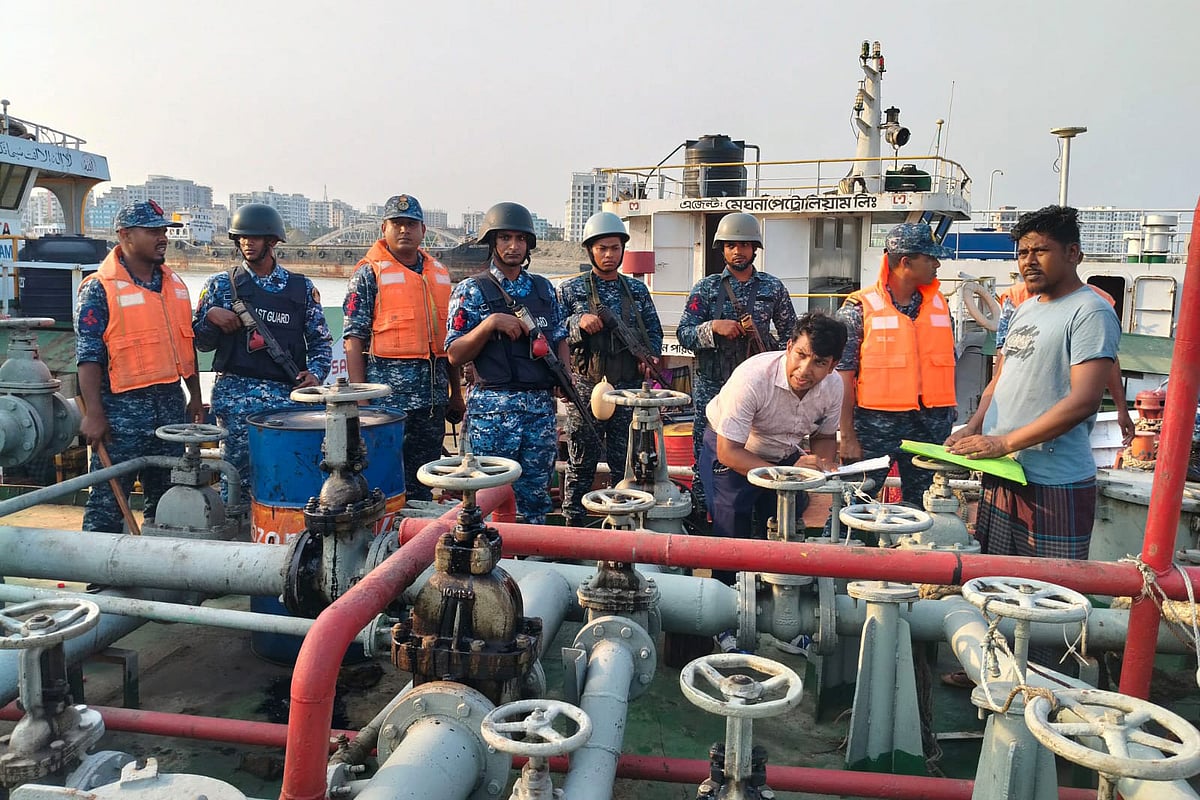 নদীতে রাখা ট্যাংকারে ৩৭ হাজার লিটার ডিজেল মজুত, অভিযানে জব্দ