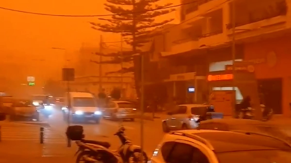 কমলা রঙে ঢেকে গেছে গ্রিস ও লিবিয়ার আকশ, ভোগান্তিতে বাসিন্দারা