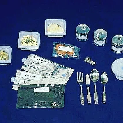 প্রত্যেকের জন্য ২–৩ দিনের খাবার একসঙ্গে একটি প্যাকেটে রাখা হয়