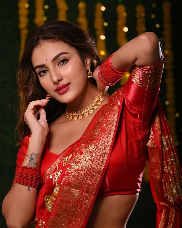 বিয়ের লাল বেনারসিতে জ্যোতির্ময়ী 