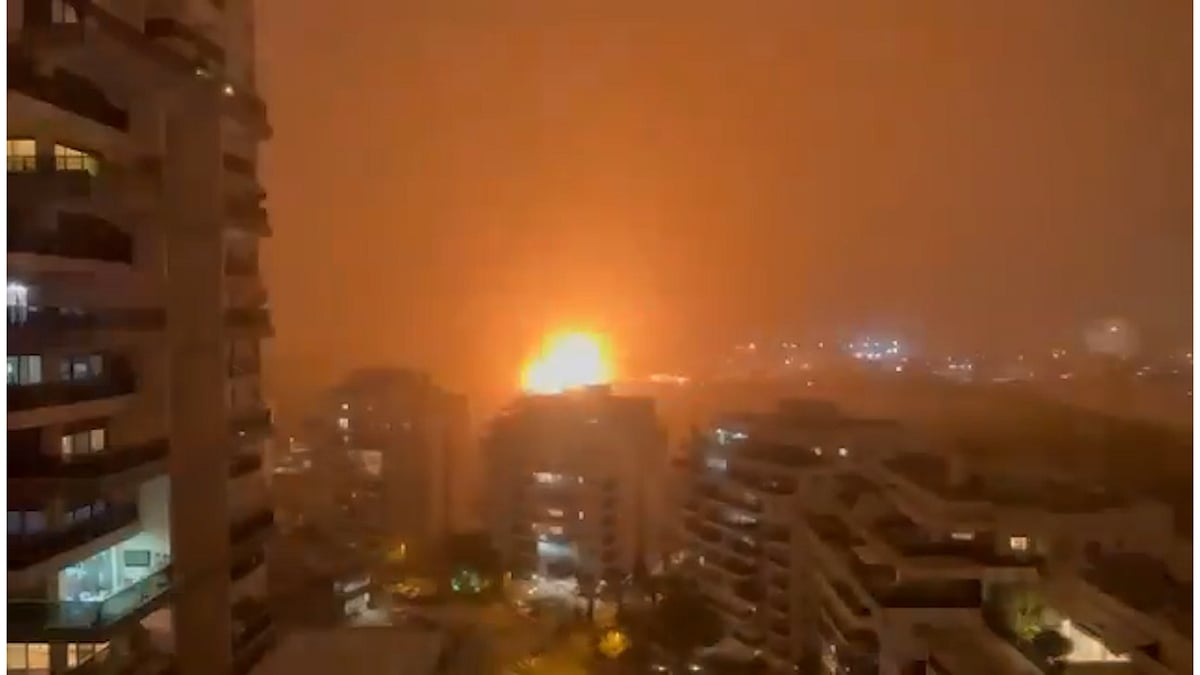 মধ্য ইসরায়েলে ইরানের ক্ষেপণাস্ত্র হামলা, জোরালো বিস্ফোরণে কেঁপে উঠল এলাকা