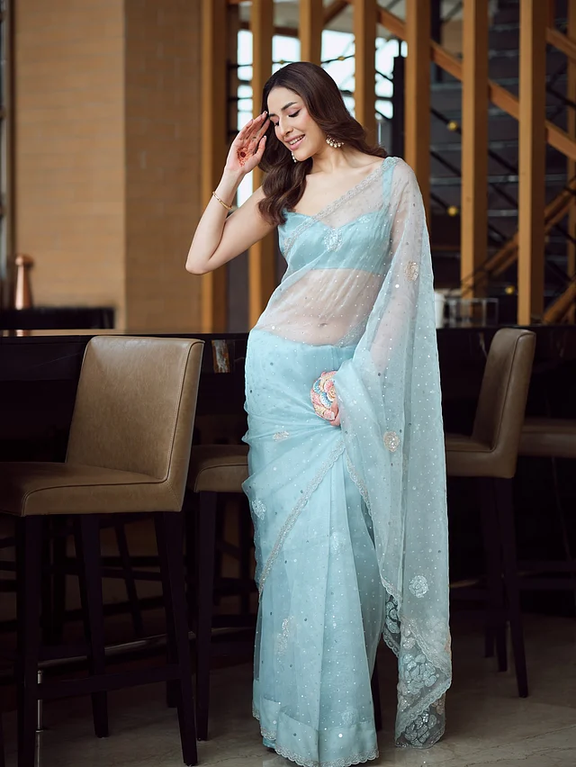 আকাশি শিয়ার জর্জেটের শাড়ি পরেছেন স্নিগ্ধা 