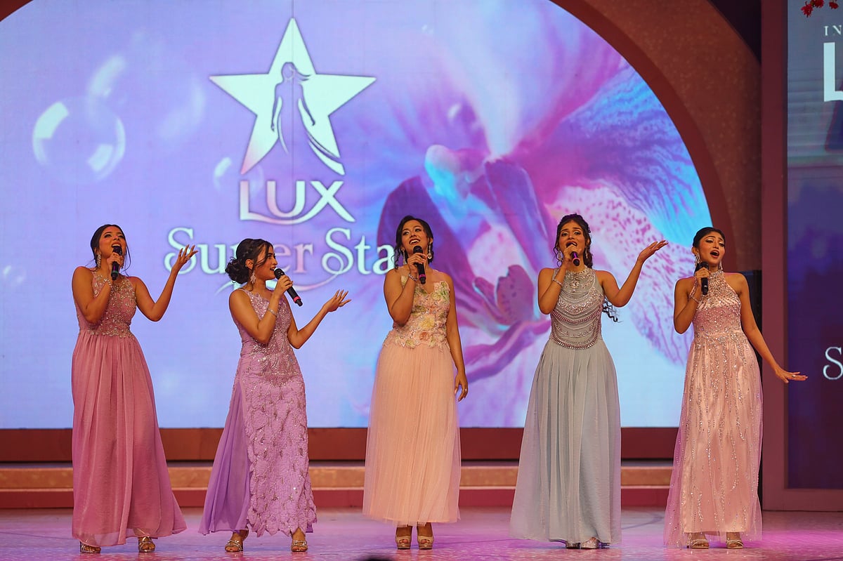 জমকালো মঞ্চ, আলো আর উচ্ছ্বাস—রাজধানীর বাংলাদেশ–চীন মৈত্রী সম্মেলন কেন্দ্রে শুরু হয় ‘লাক্স সুপারস্টার ২০২৫ ’-এর গ্র্যান্ড ফিনালে। 