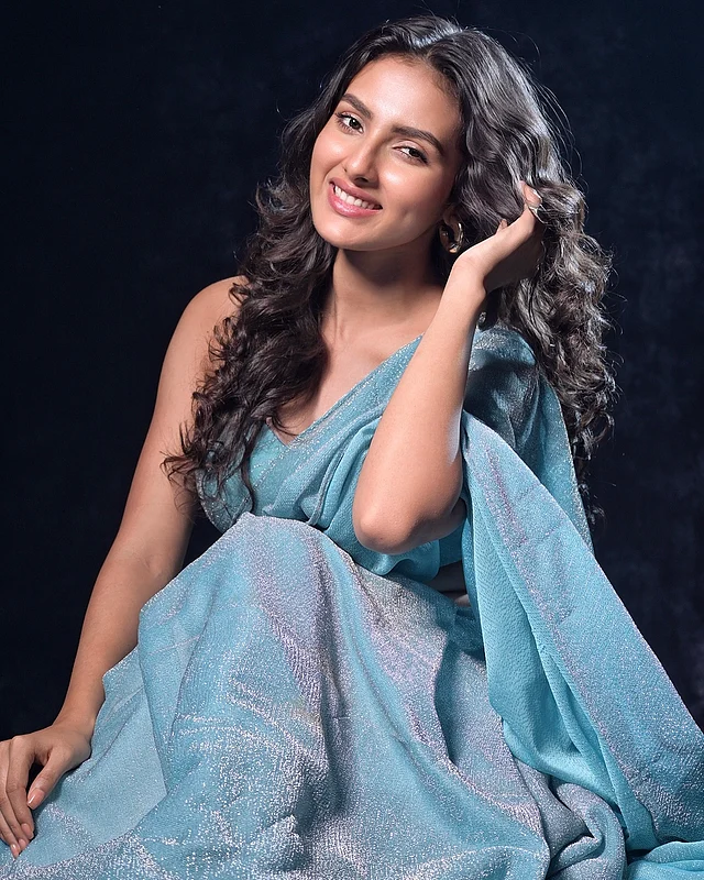 স্টিল ব্লু মনোক্রোম শাড়িতে শিমারি আমেজ