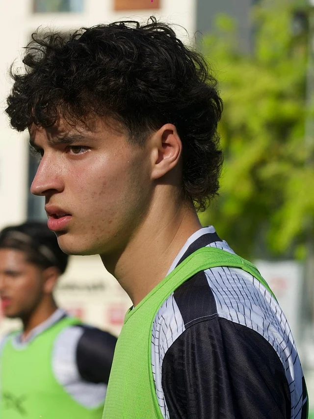 কোঁকড়া চুল ও ধারালো চেহারার রোনানের আছে মিশ্র জিনস