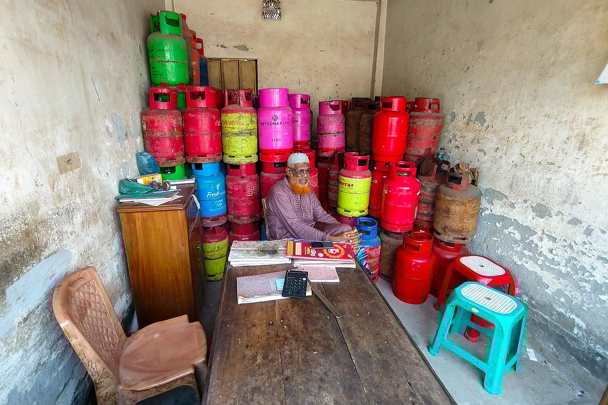 খুলনায় বেশি দামে এলপিজি সিলিন্ডার বিক্রি, কোম্পানি ও ডিলারদের কারসাজি বলছেন খুচরা বিক্রেতারা