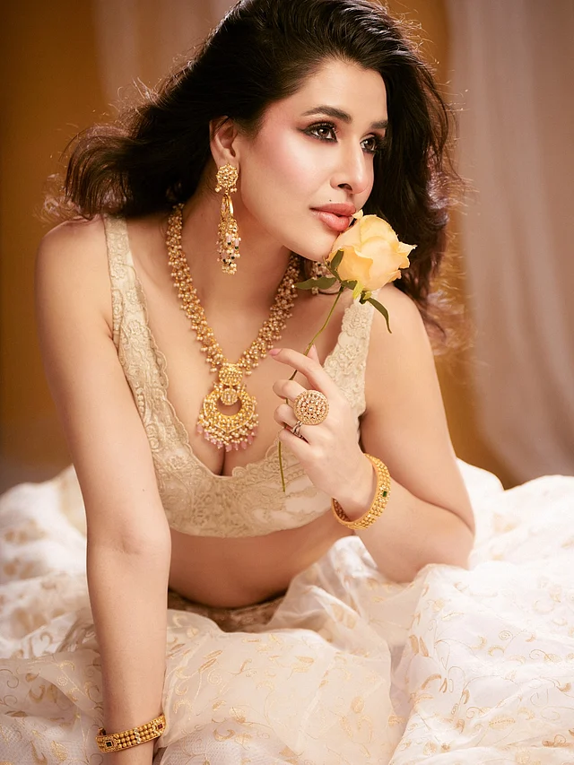 সাফিয়া সাথীর ক্রীমরঙা লেহেঙ্গা পরেছেন স্নিগ্ধা। স্লিভলেস ডিপনেক চোলি আকর্ষণ ছড়াচ্ছে 