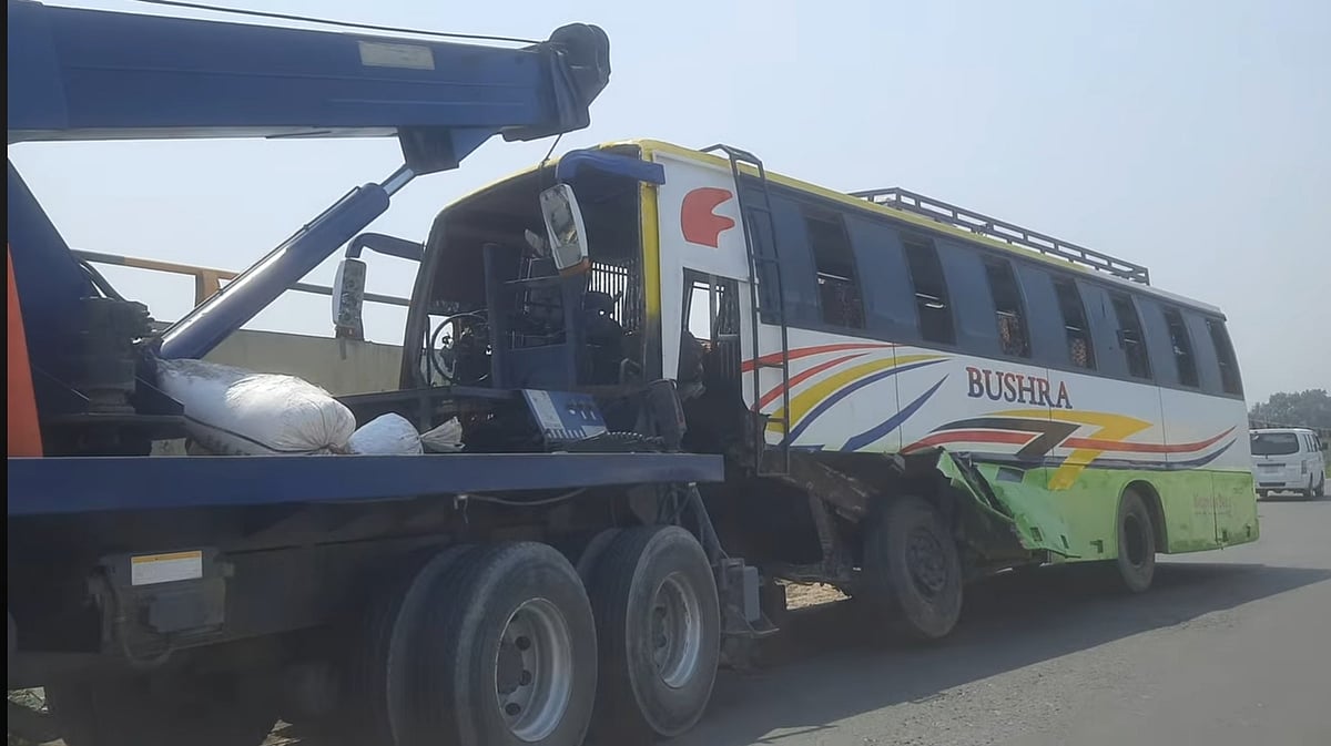 সিরাজগঞ্জে যমুনা সেতু মহাসড়কে বাস উল্টে নিহত ৩, আহত ১০