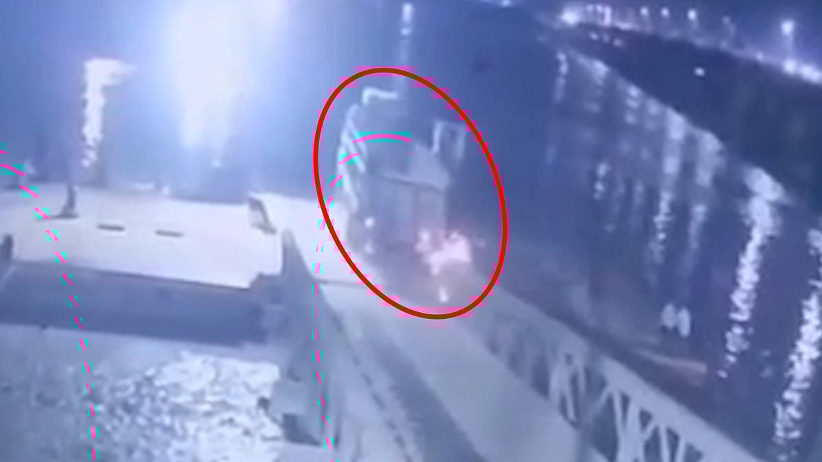 ফেরিতে ওঠার সময় নিয়ন্ত্রণ হারিয়ে কর্ণফুলী নদীতে পড়ল ট্রাক