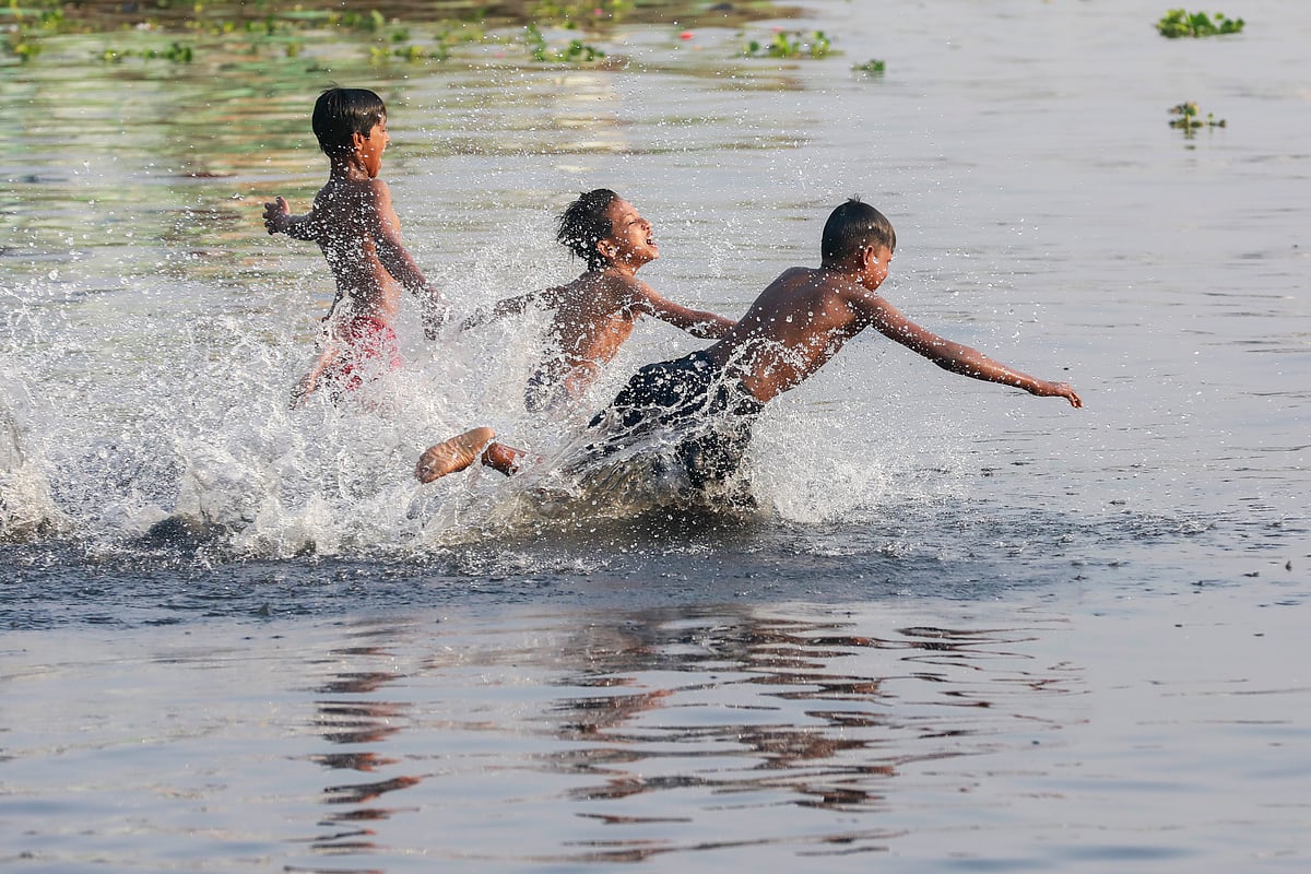 কড়া রোদেও থেমে নেই জনজীবন
