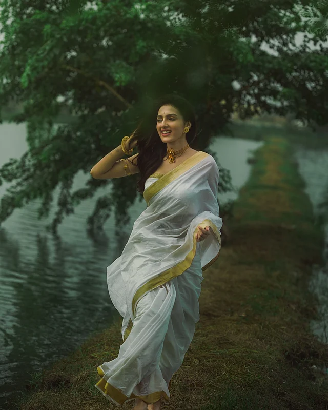 দক্ষিণি আমেজের সোনালি পাড়ের সাদা শাড়িতে জ্যোতির্ময়ী