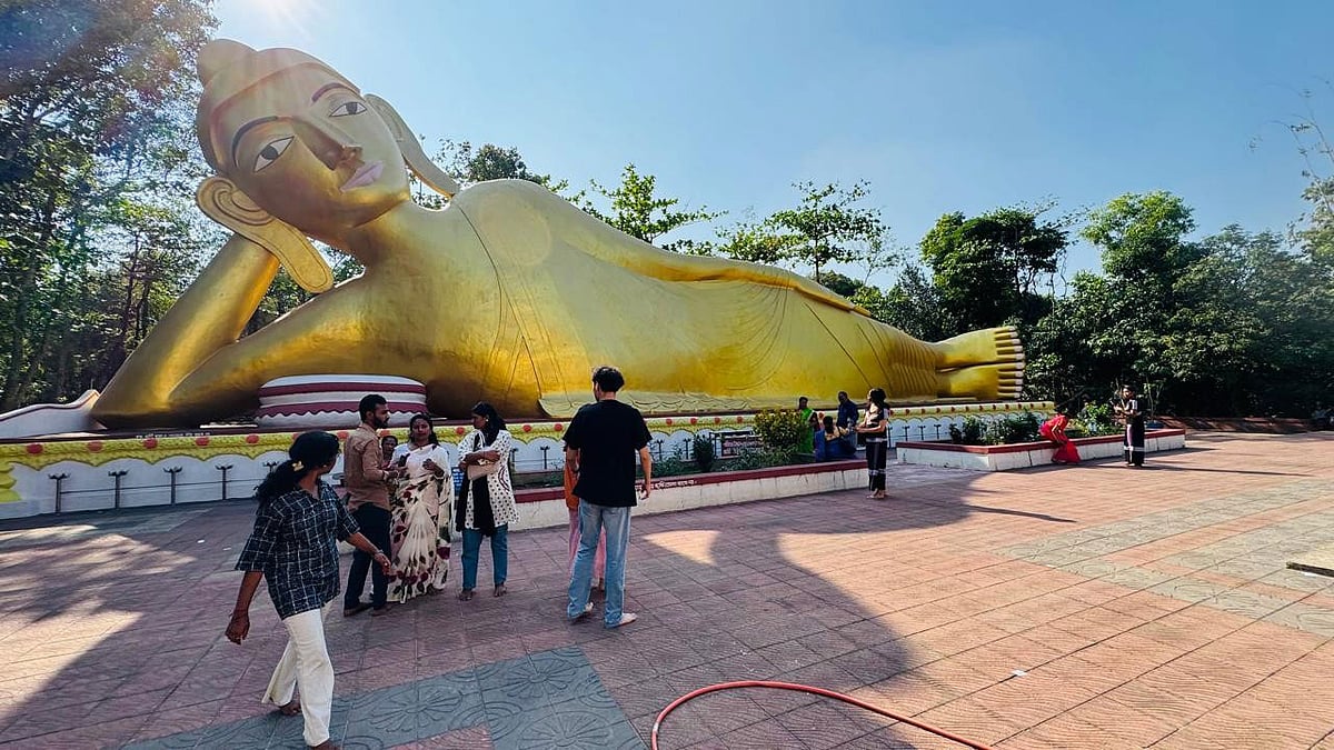 আগুনে পুড়িয়ে দেওয়া পাহাড়চূড়ার সেই বিহারে প্রতিদিন যাচ্ছেন পর্যটকেরা, কী আছে এতে