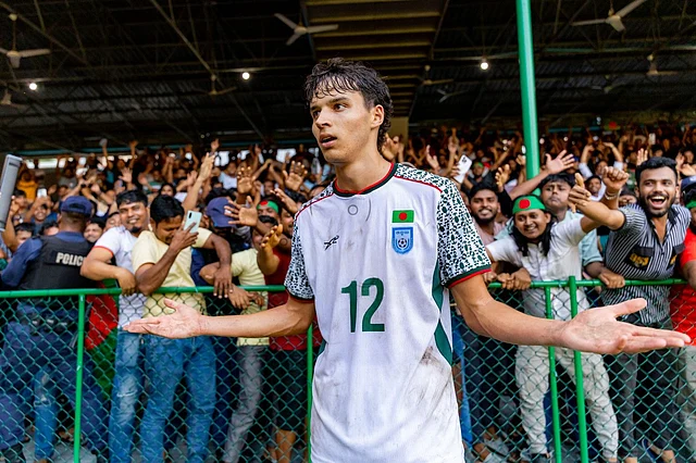 এই স্টাইলিশ ফুটবলার এখন তরুণ প্রজন্মের নতুন আইডল আর হার্টথ্রব হয়ে উঠবেন, এ আশা করাই যায়। 