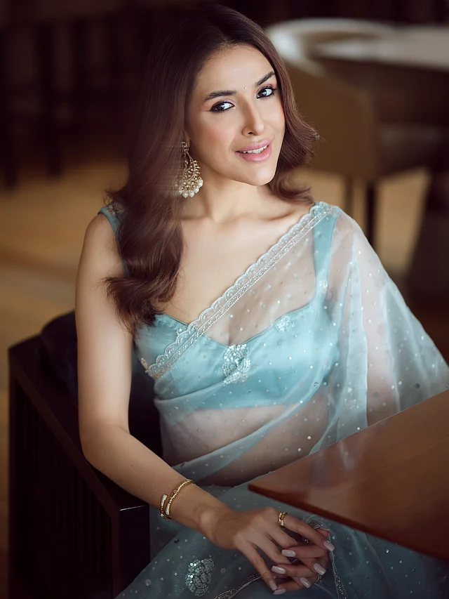 হালকা সফট গ্ল্যাম মেকওভারে ন্যুড গোলাপি লিপস আর খোলা সফট ওয়েভি হেয়ারস্টাইল খুব মানাচ্ছে 