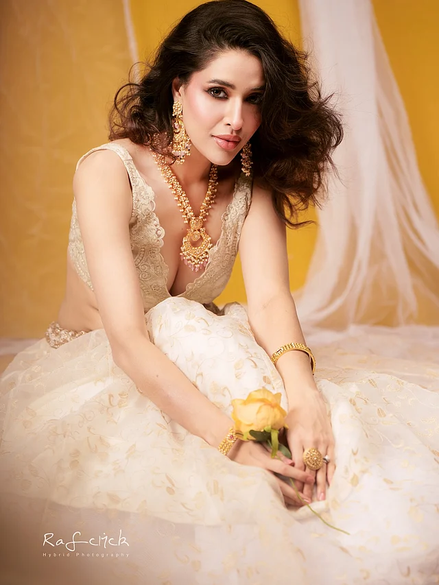 খোলা চুল আর সফট গ্ল্যাম মেকওভারে দেখা যাচ্ছে ন্যুড কমলা লিপকালার