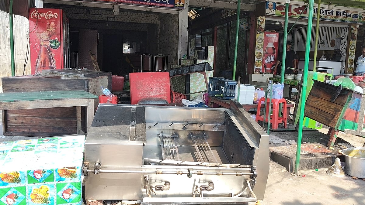 মাদারীপুরে দুই পক্ষের সংঘর্ষের সময় অর্ধশত হাতবোমা বিস্ফোরণ, ভাঙচুর ও লুটপাট