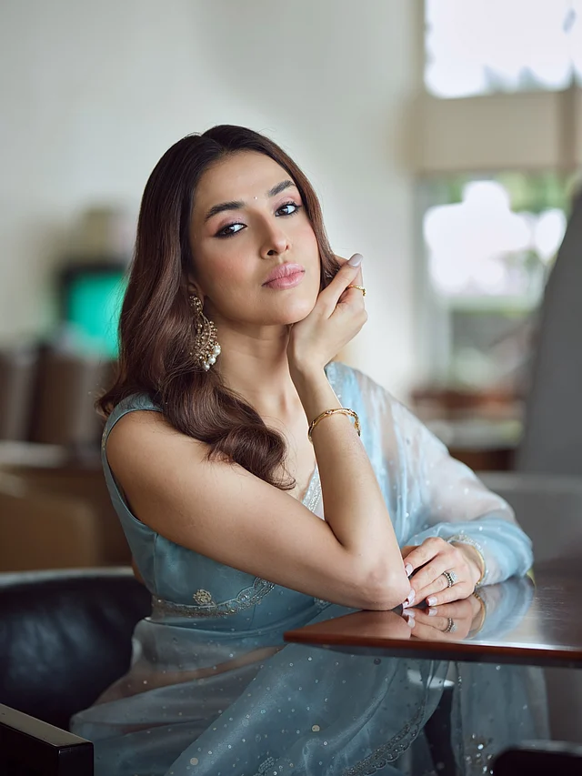 পার্ল ড্রপের ঝোলানো বড় দুল আর হালকা ব্রেসলেট পরেছেন তিনি