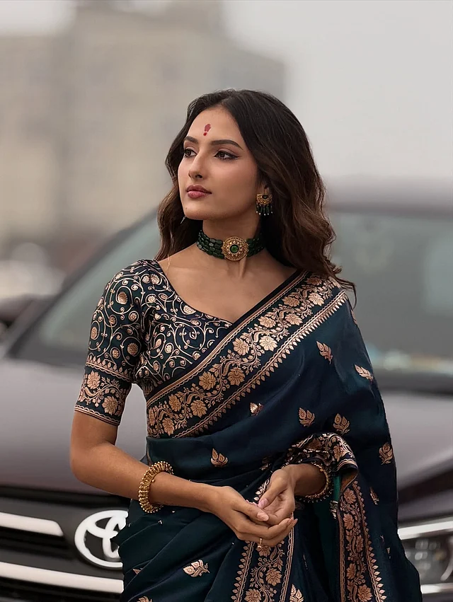 টিল শাড়িতে অ্যান্টিক পাড়। সঙ্গে আছে ম্যাচিং ব্লাউজ 